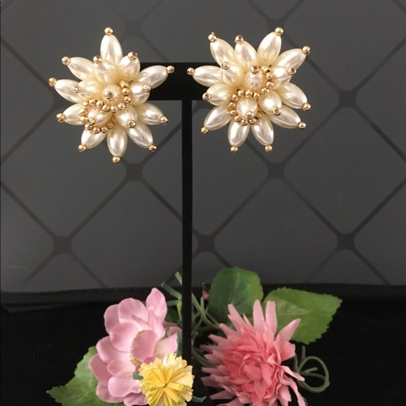 Vintage Pearl and Gold Starburst Clip-On Earrings - Picture 2 of 4